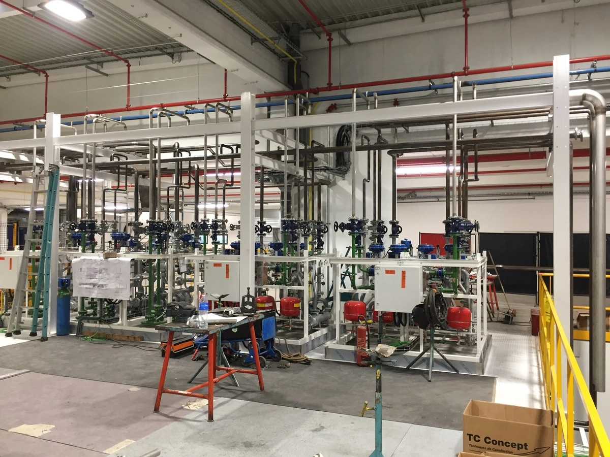 intérieur d'une usine avec des tuyaux installés par une tuyauterie industrielle